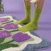 Flauschiger Akzentteppich mit lila Tulpen